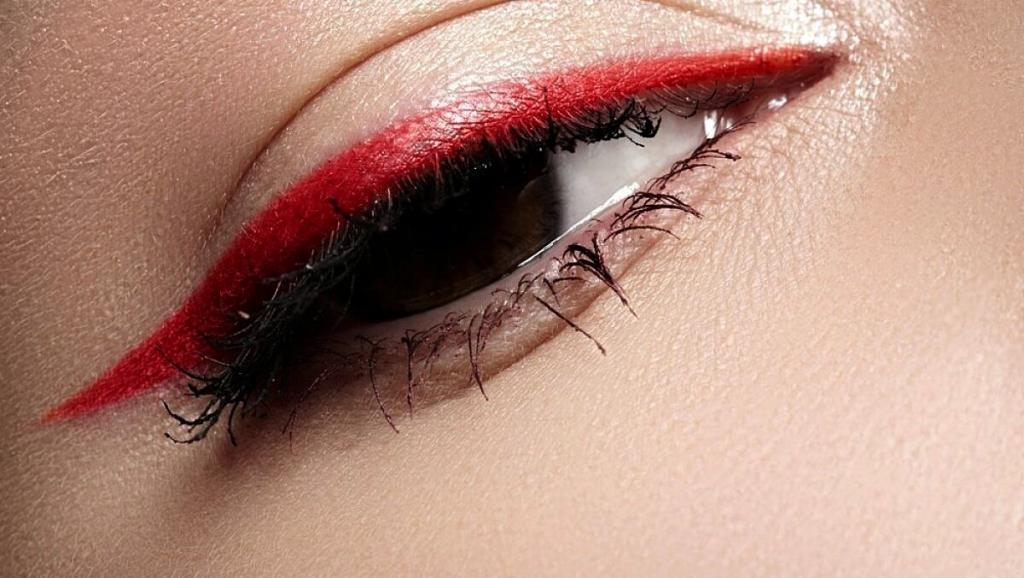 Red Eyeliner The Most Beautiful Beauty Trend at Christmas Time