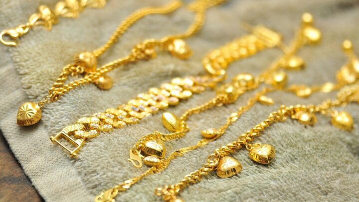 Cleaning Gold Jewelry: The Best Home Remedies