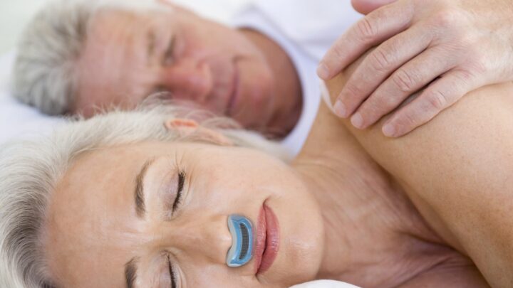This Device Puts an end to The Annoying Snoring!