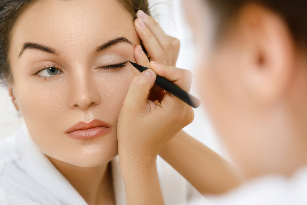 drawing eyeliner
