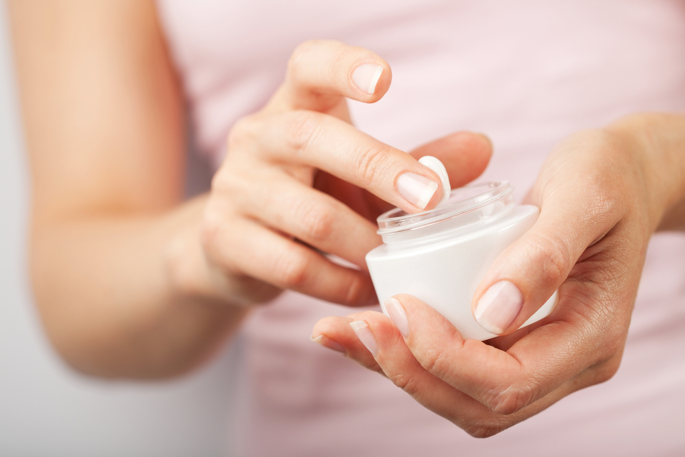 In 5 Steps to Beautiful & Well-Groomed Nails 5 moisturizing cream for hands and nails