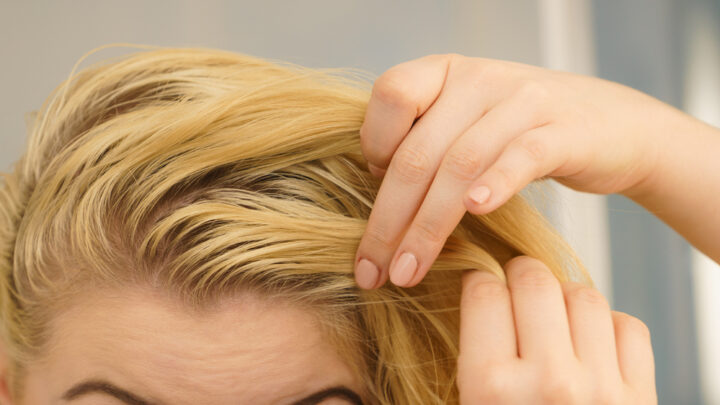 6 Ways to Get Rid Of Greasy Hair Without Washing It
