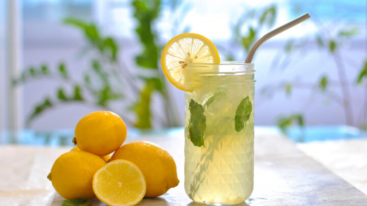 6 Reasons to Start Your Day With Lemon Water