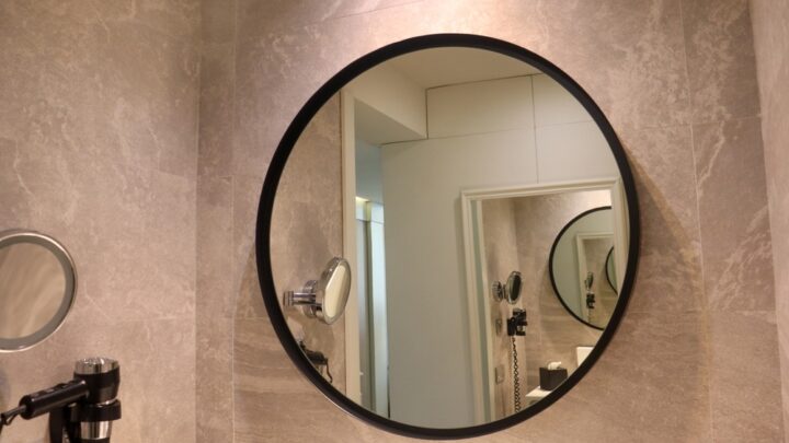 How to Clean a Mirror with Shaving Cream
