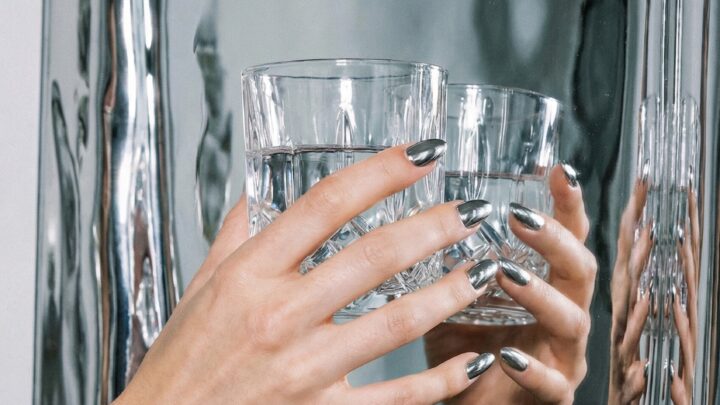 The Modern Edge of Silver Chrome and Molten Nails